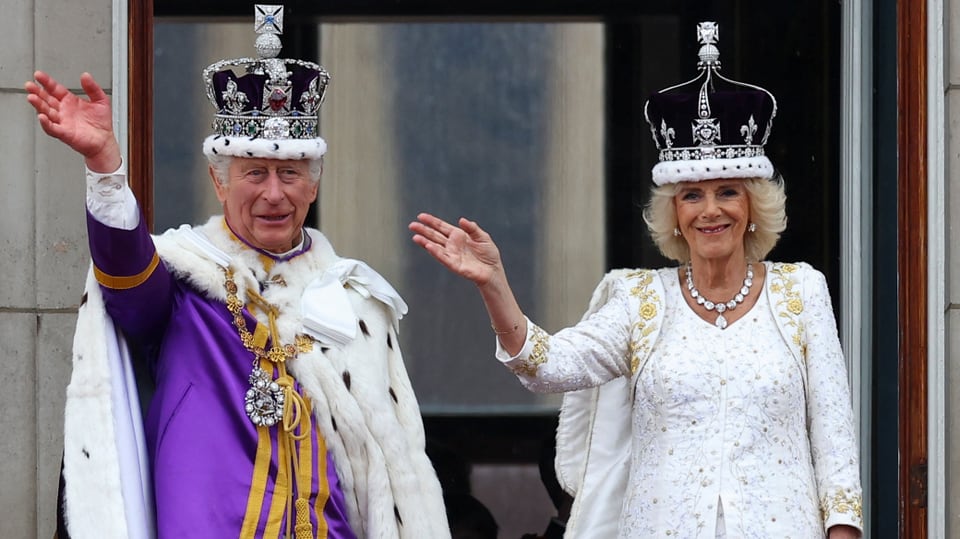 König Charles und Camilla winken der Menge zu.