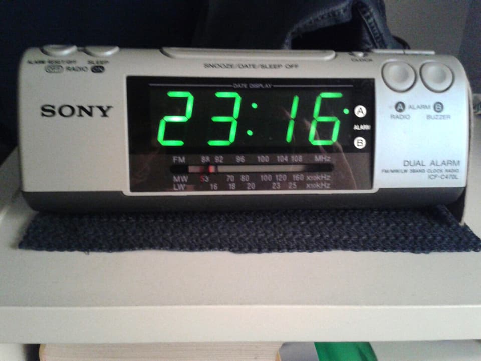 Radiowecker mit Zeitanzeige 23:16 Uhr.