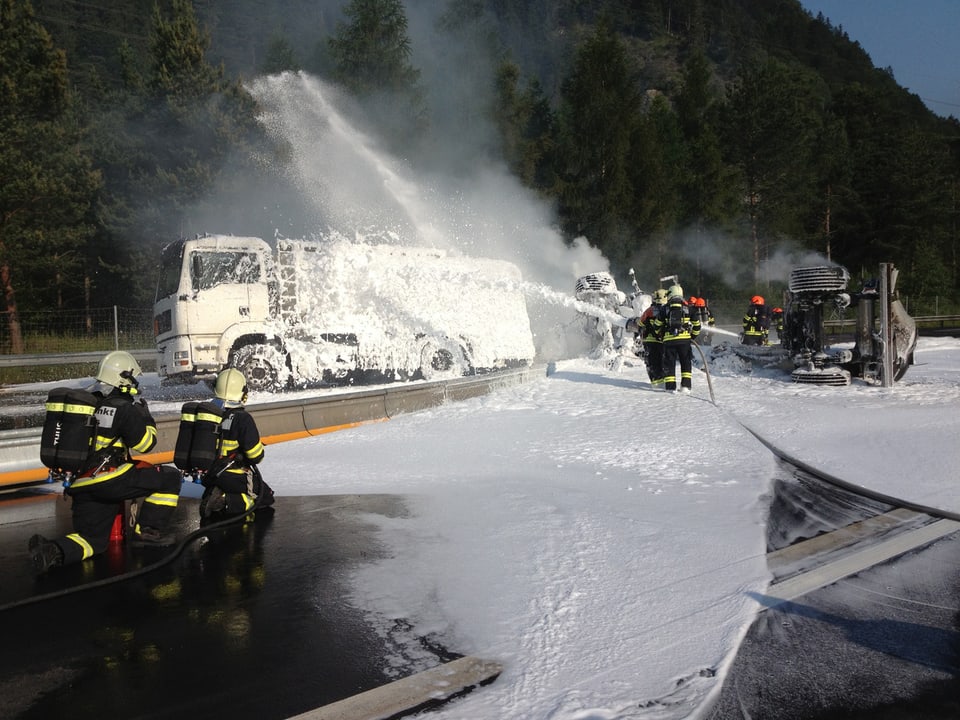 Feuerwehr bei Lastwagen 