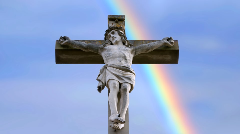 Jesus auf dem Kreuz, dahinter ein Regenbogen.