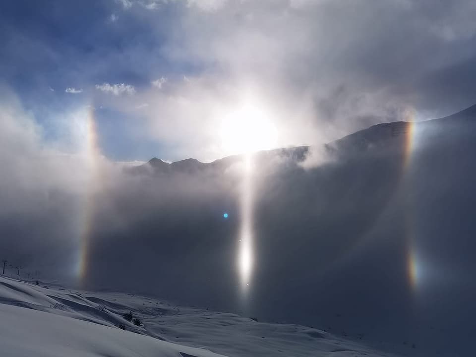 Ein Halo entsteht, wenn sich die Sonnenstrahlen an Eiskristallen brechen oder spiegeln.