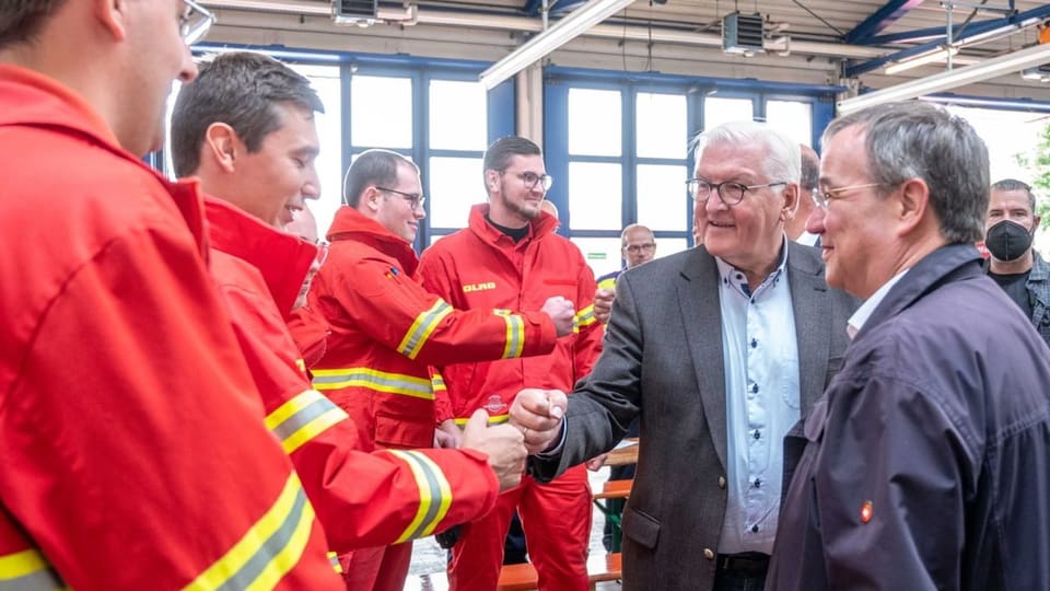 Laschet und Steinmeier bei Feuerwehrmännern.