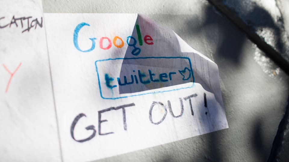 Handgeschriebenes Plakat, das Google und Twitter zum Gehen auffordert.
