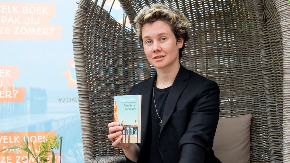 Valentijn Hoogenkamp mit einem Buch in einem Ses