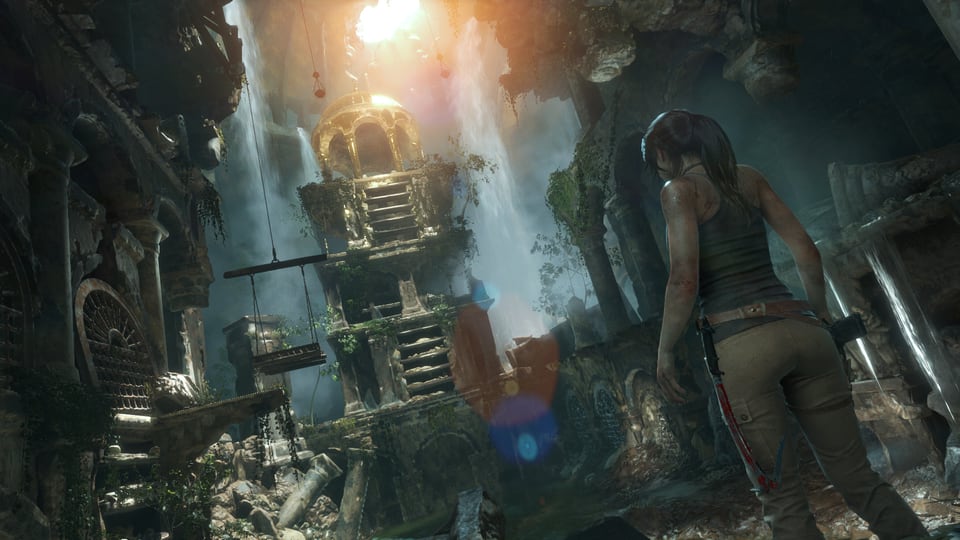 Lara Croft steht vor einer Ruine.