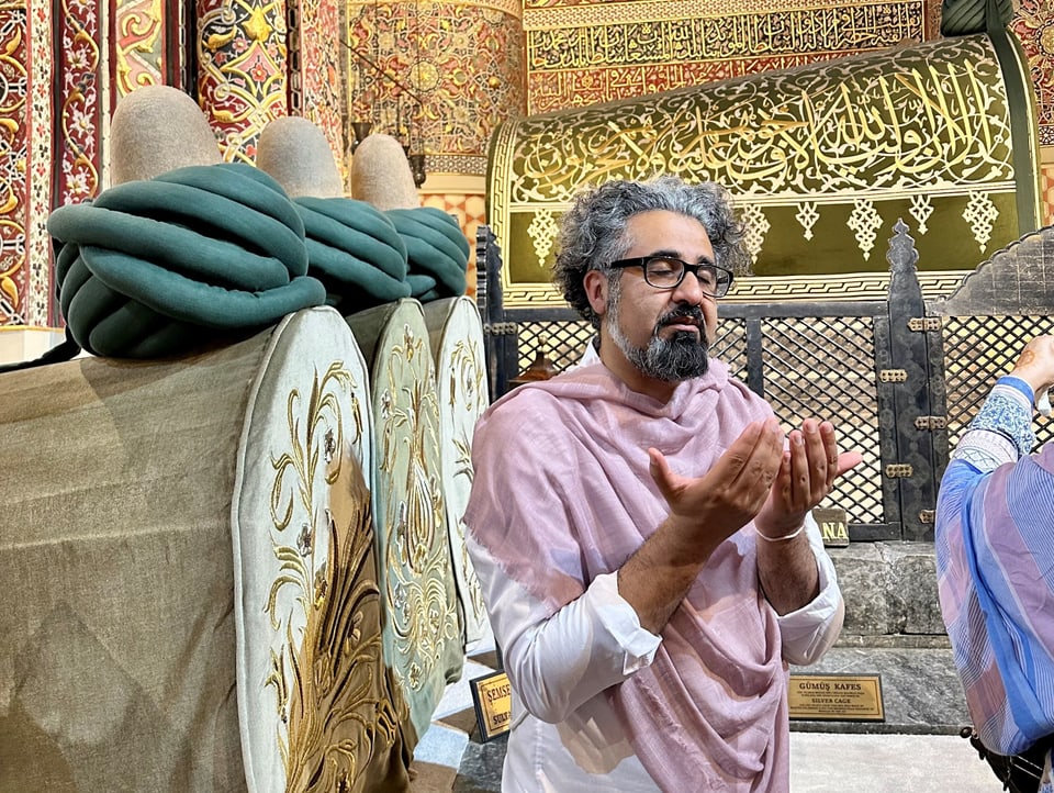 Ein Mann betend in einer Moschee.