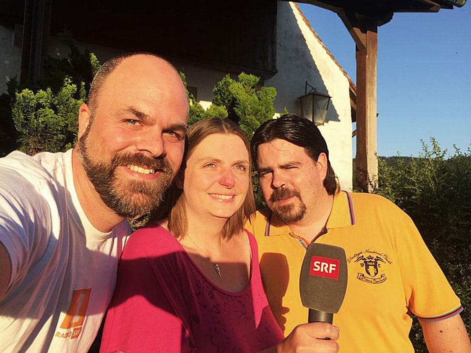 Reporter Sirio Flückiger mit Markus und Franziska Schiess.