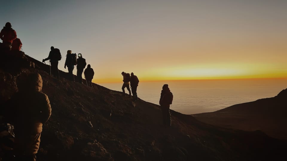 Aufstieg auf den Uhuru-Peak in der Morgendämmerung