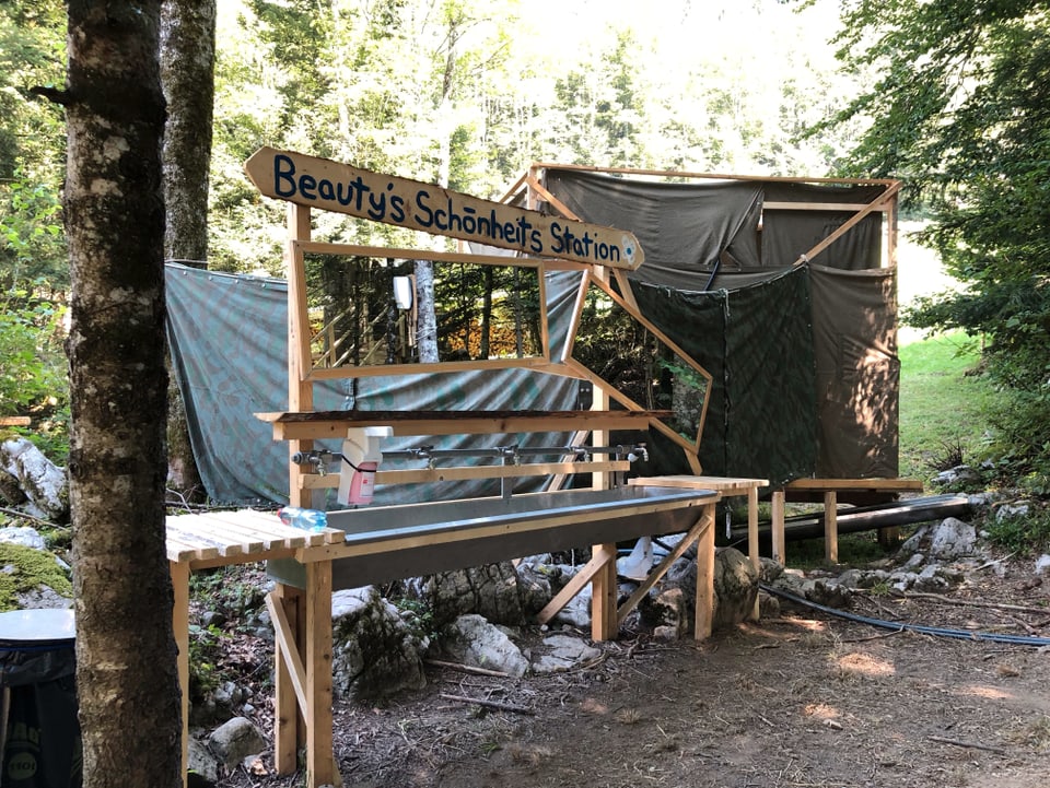 Improvisierte Waschstation im Wald