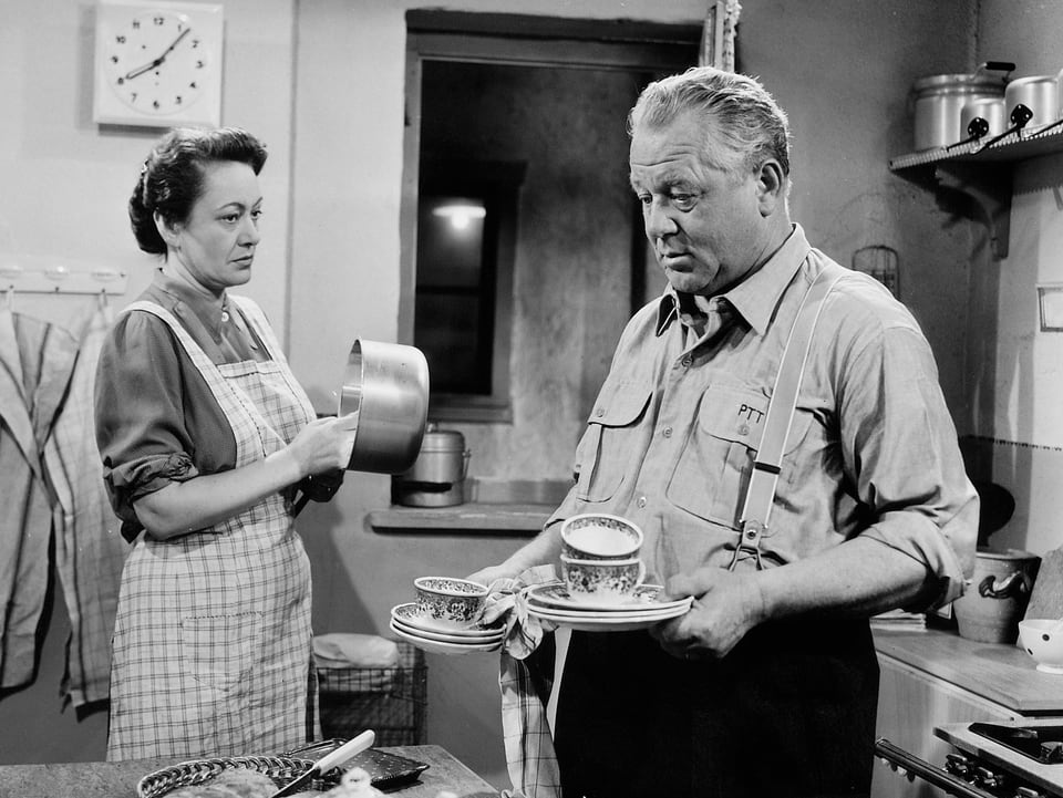 Schwarz-weiss Foto, dass ein Ehepaar beim gemeinsamen Abwasch zeigt.