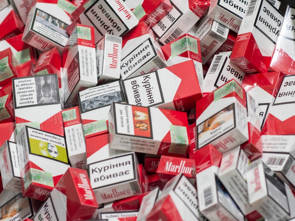 Hunderte Zigarettenschachteln waren versteckt in einem Koffer.