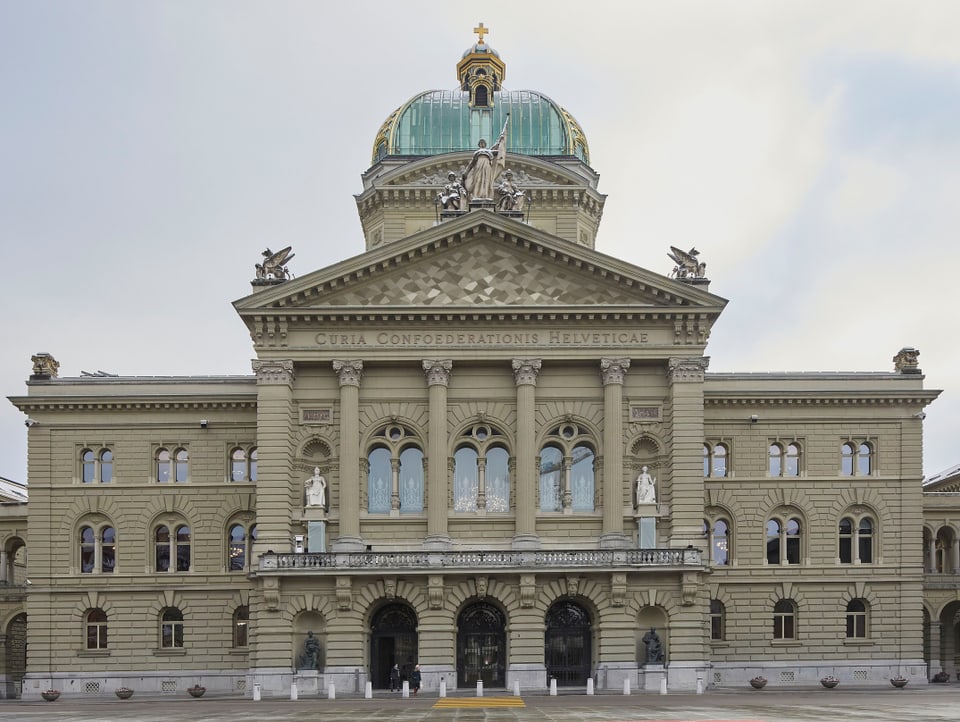 Blick von vorne auf das Bundeshaus mit dem Kunstwerk.