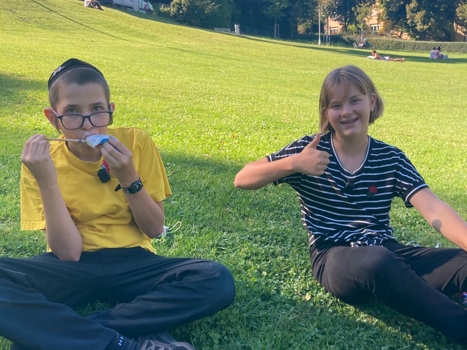 Moischi und Ronja im Park am Eis essen