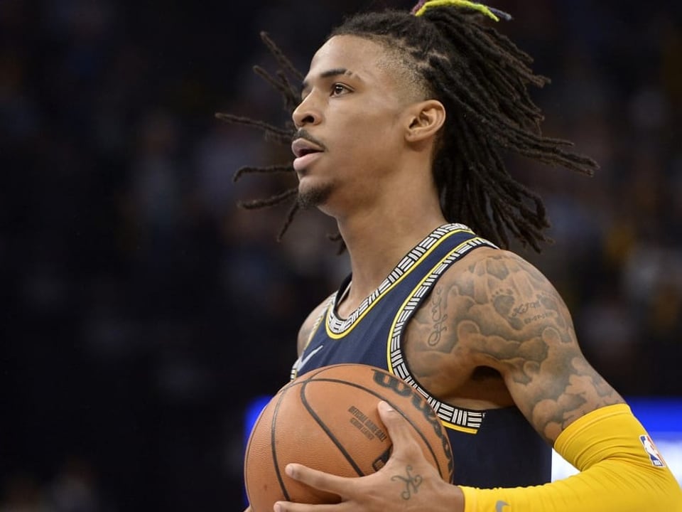 Beeindruckende One-Man-Show Ja Morant hält den Ball in seiner linken Hand.