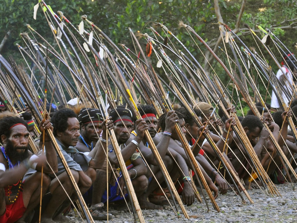 Ein Stamm in Papua-Neuguinea ausgerüstet mit Pfeil und Bogen.