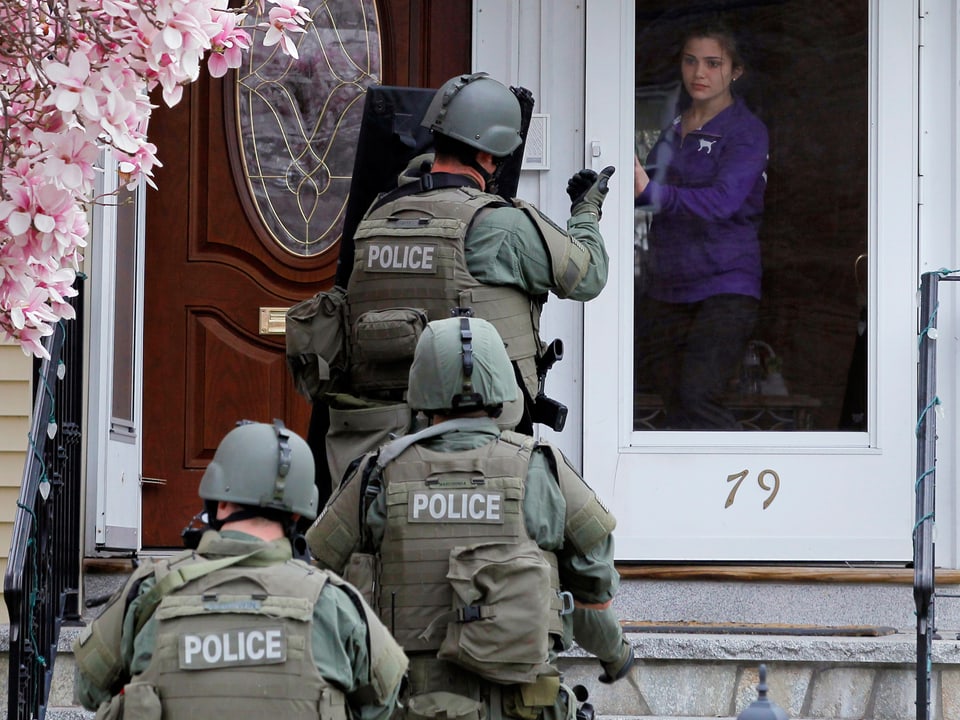 Polizisten vor einer Haustür in Watertown