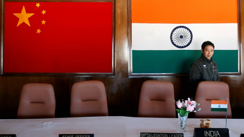 Indiens und Chinas Flaggen.
