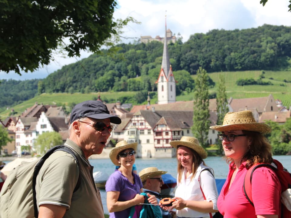 Zufriedene Gesichter in der Wandergruppe kurz vor Stein am Rhein.
