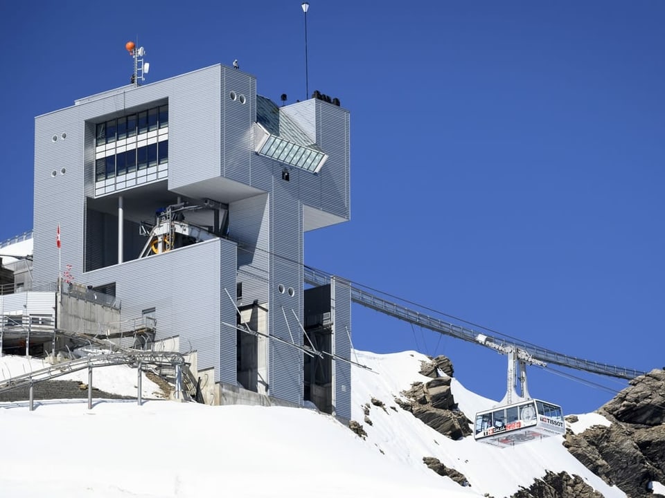 Eine Gondelbahn kurz vor der Bergstation im Skigebiet Les Diablerets, die von Mario Botta gebaut wurde.