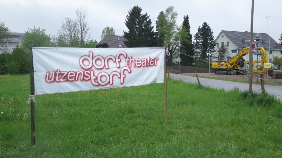 Werbebanner für das Dorftheater Utzenstorf am Strassenrand.