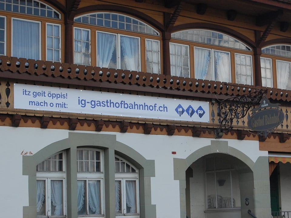 IG-Plakat an der Fassade des Gasthofs Bahnhof Schwarzenburg