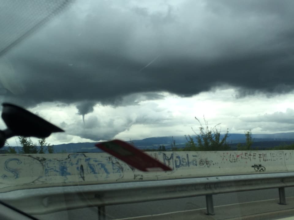 Ein kleiner Wolkenschlauch aus dem Auto heraus fotographiert.