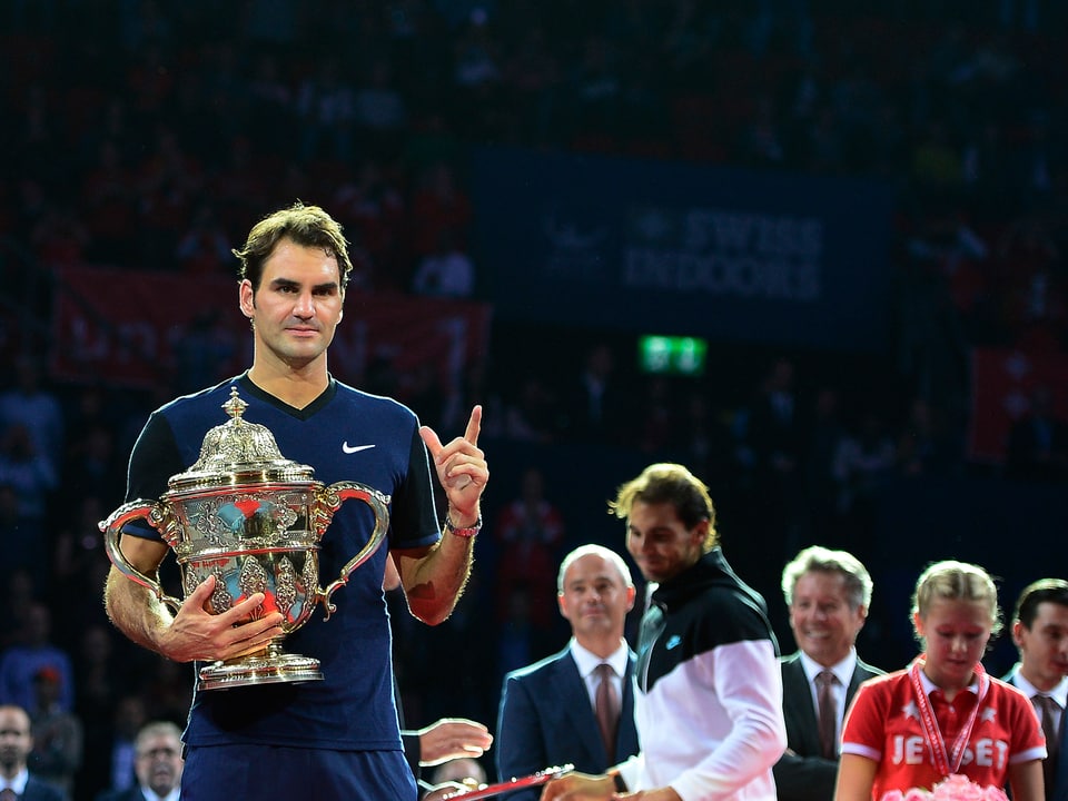 Rekordsieger Federer mit der Trophäe