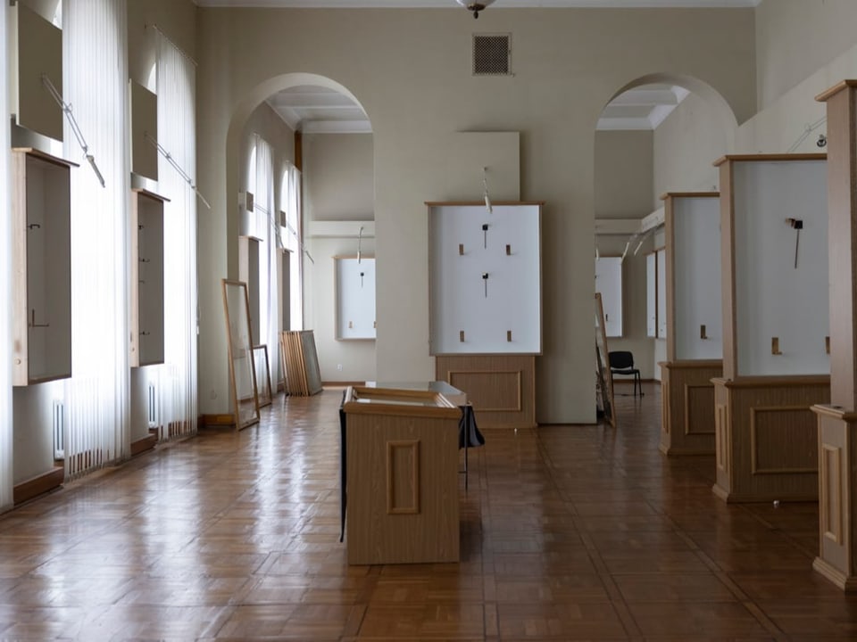 Museumsraum mit leeren Holzvitrinien