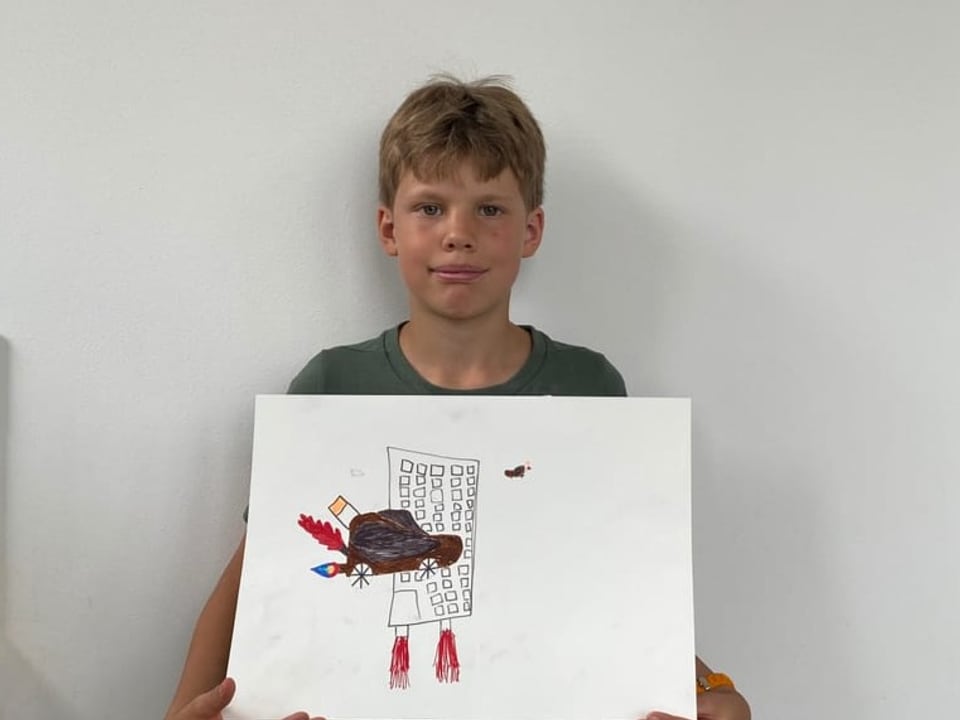Ein Junge hält eine Zeichnung vor sich von einem fliegenden Auto und Haus.