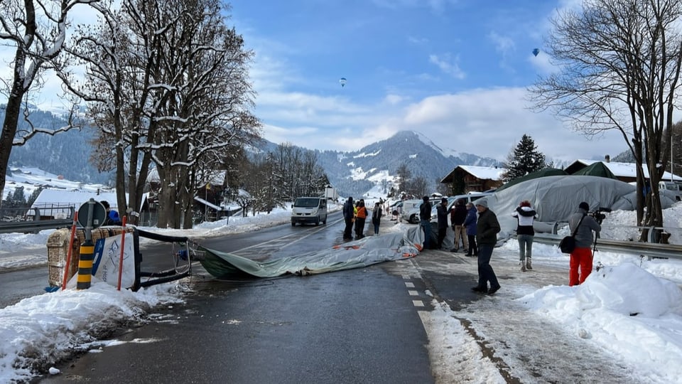 Der Ballon von Bertrand Piccard liegt quer über der Strasse.