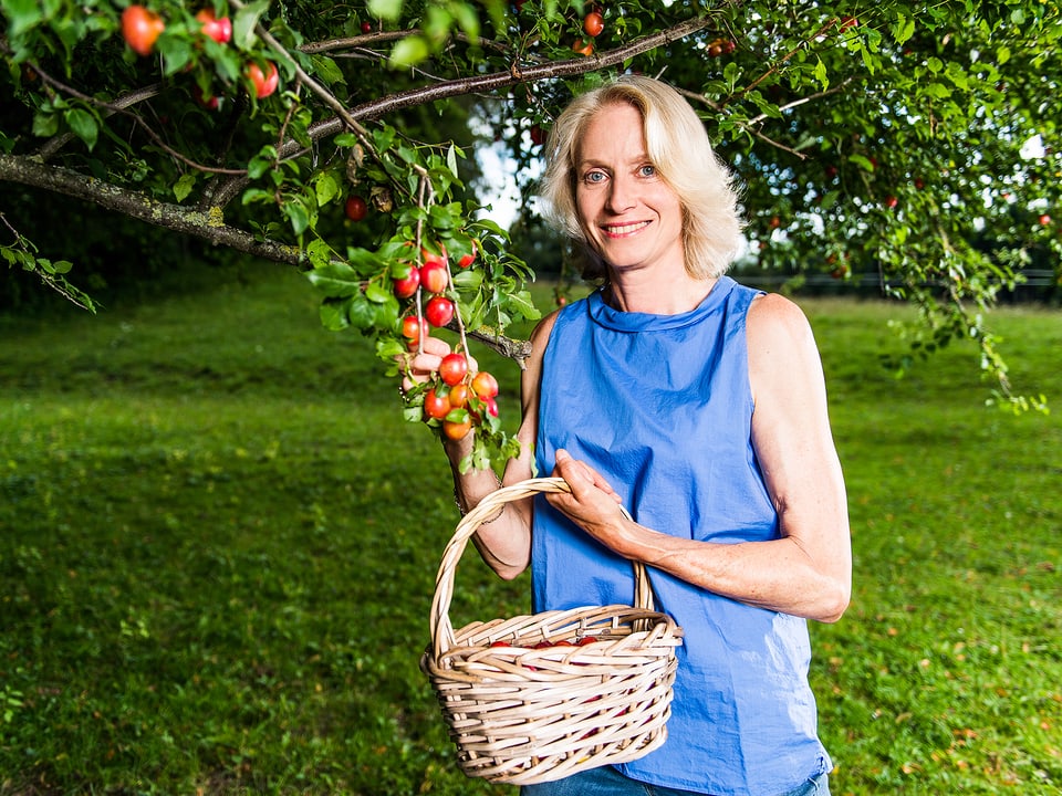 Béatrice bei einem Apfelbaum.