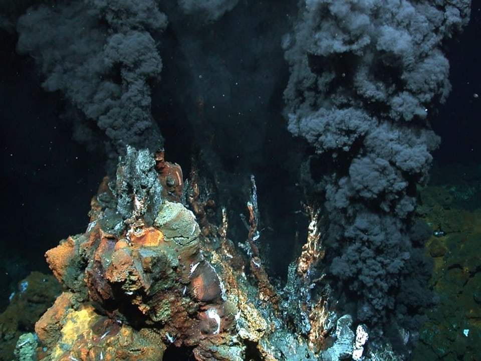 Auf dem Bild ist ein Unterwasser-Vulkan zu sehen.