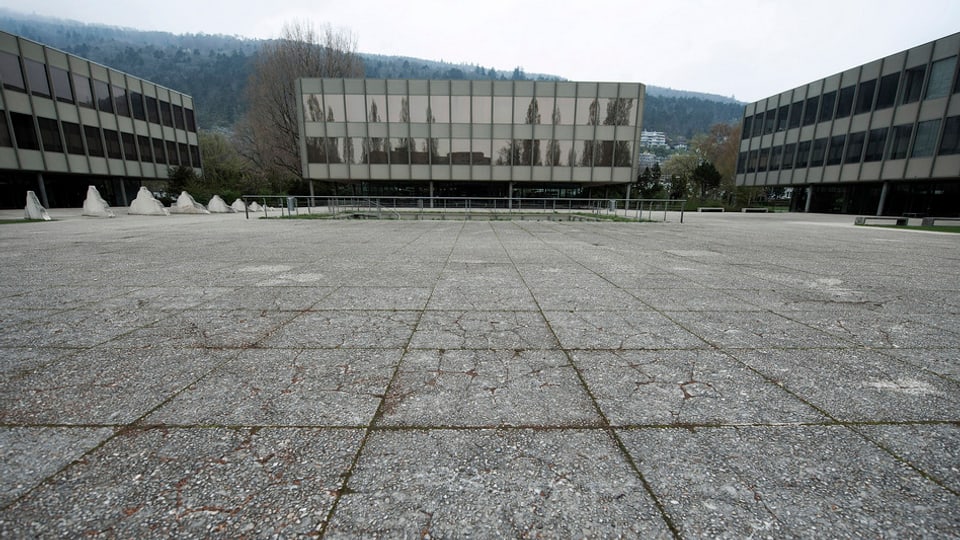 Platz und 3 Gebäude des Gymnasiums Strandboden in Biel.