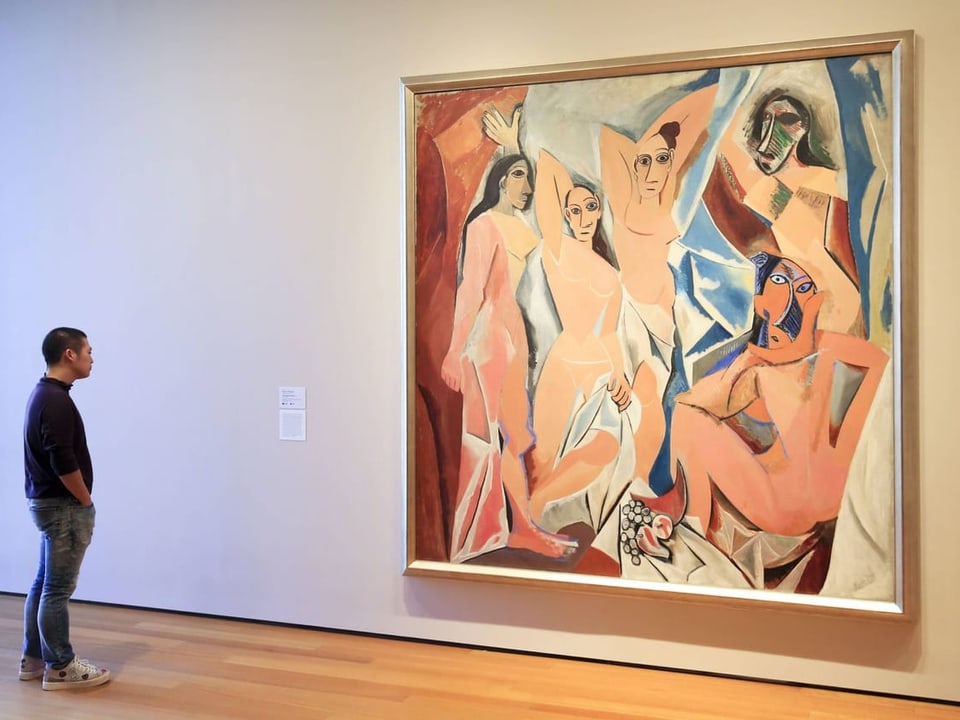 Besucher vor einem grossen Picasso-Bild mit Frauen drauf.