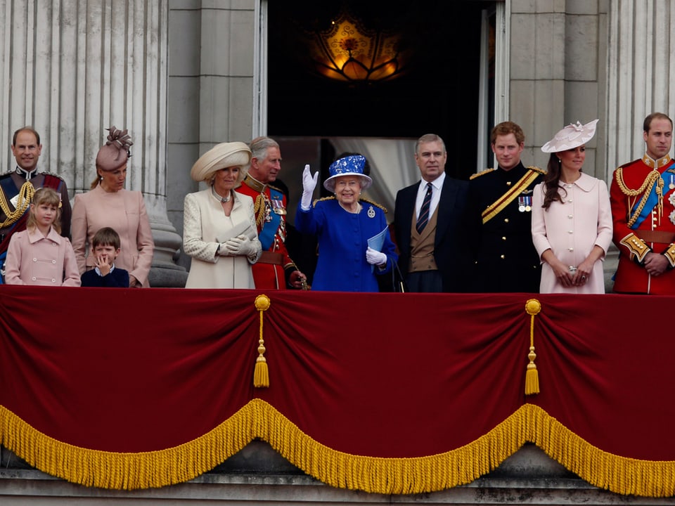 Zu sehen ist die königliche Familie auf dem Balkon des Buckingham Palace.