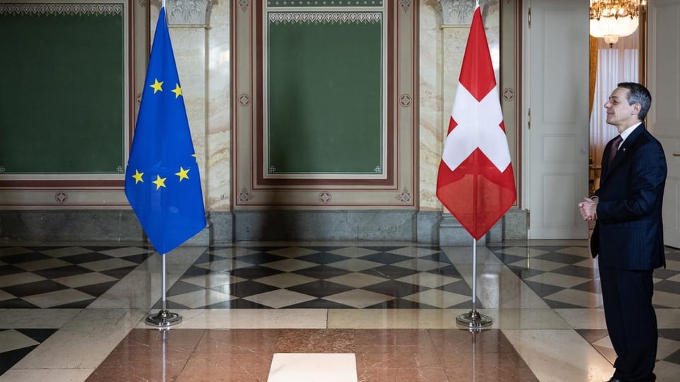 Ignazio Cassis vor einer EU- und Schweizer Flagge