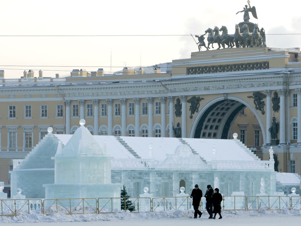 Ein Palast aus gefrorenem Eis im Zentrum der russischen Stadt Sankt Petersburg.