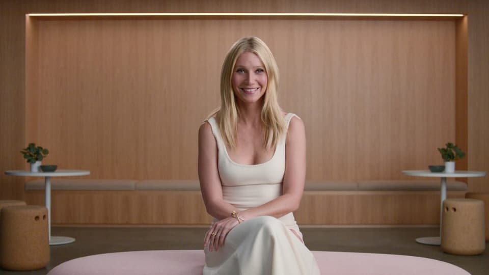 Clean Sleeping: Schlaf wird Lifestyle-Thema Gwyneth Paltrow sitzt auf einem Sofa.