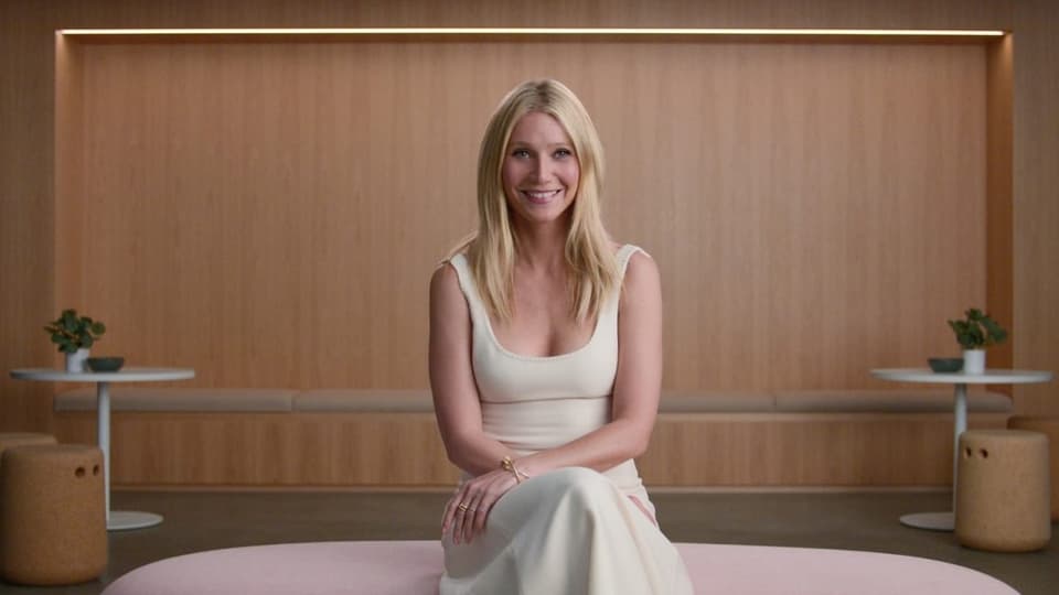 Gwyneth Paltrow sitzt auf einem Sofa.