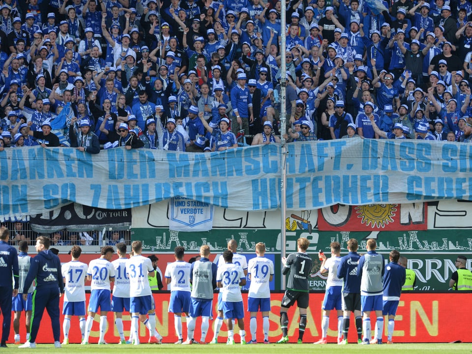 «Wir danken der Mannschaft, dass sie uns auch in dieser Saison so zahlreich hinterher gereist ist», steht auf einem Banner der Schalker Fans.