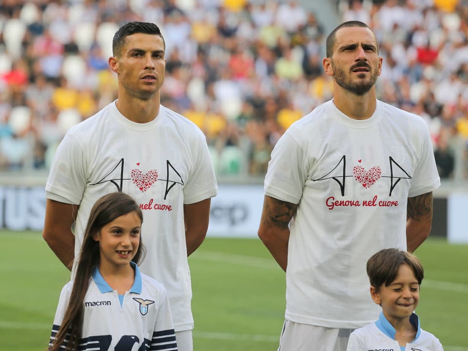Ronaldo und Leonardo Bonucci gedenken mit T-Shirts der Opfer des Brückeneinsturz in Genua.
