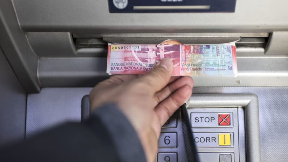 Bargeld aus dem Automaten holen