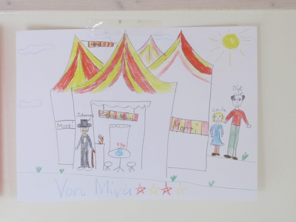 Eine Kinderzeichnung an einer Wohnwagen-Wand.