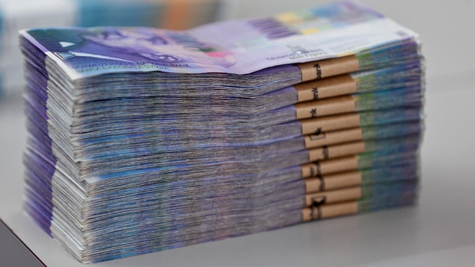 Bündel von Tausender-Banknoten auf einem Tisch