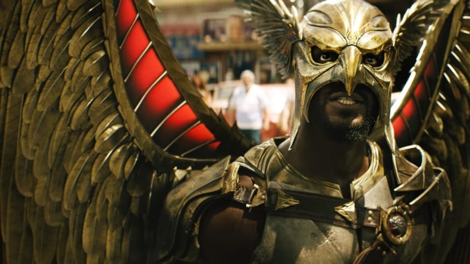 Black Adam (Dwayne Johnson) blickt Hawkman (Aldis Hodge) tief in die Augen.