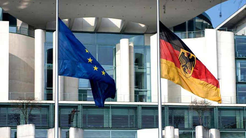 Vor dem Kanzleramt: Die Flaggen von EU und Deutschland wehen auf Halbmast. 