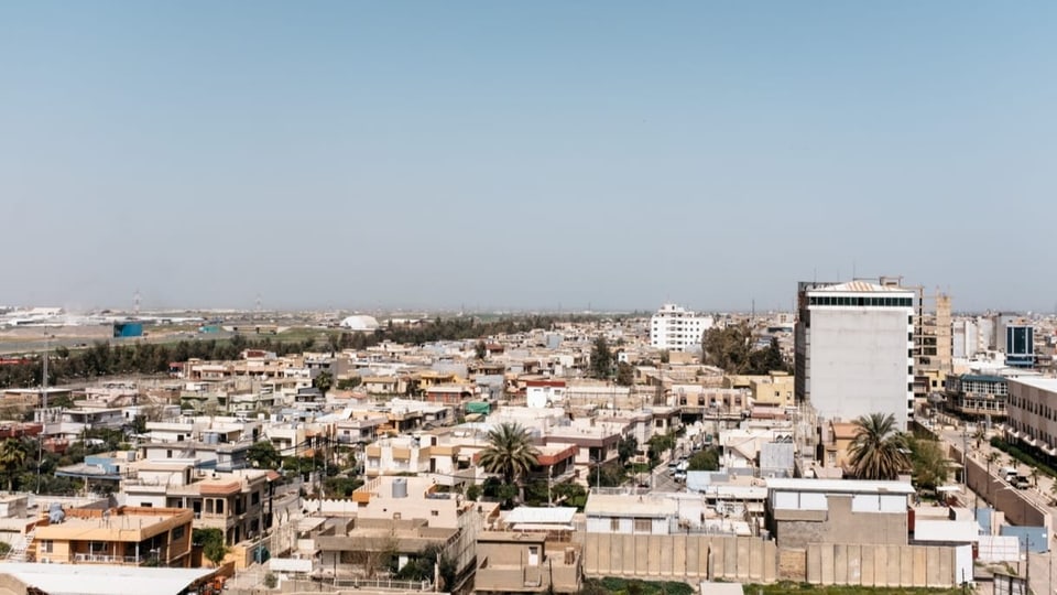 Sichtbar sind die Gebäude von Erbil.