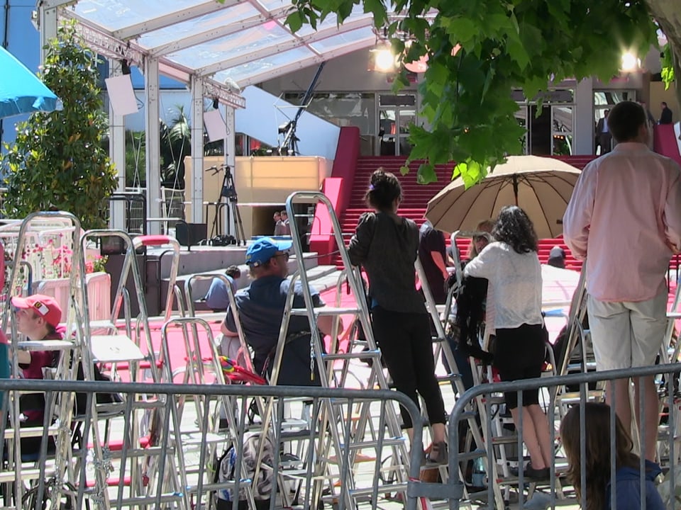 Fans warten am Roten Teppich in Cannes.