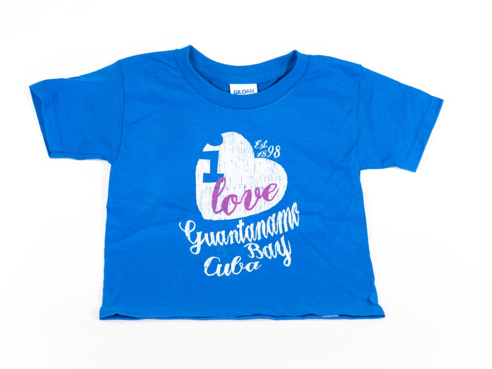 Ein blaues T-Shirt mit dem Schriftzug «I love Guantanamo Bay».