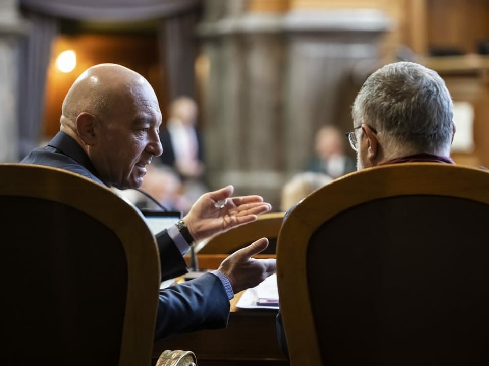 Von hinten fotografiert: Daniel Jositsch wendet sich im Ständeratssaal zu einem Kollegen hin und gestikuliert